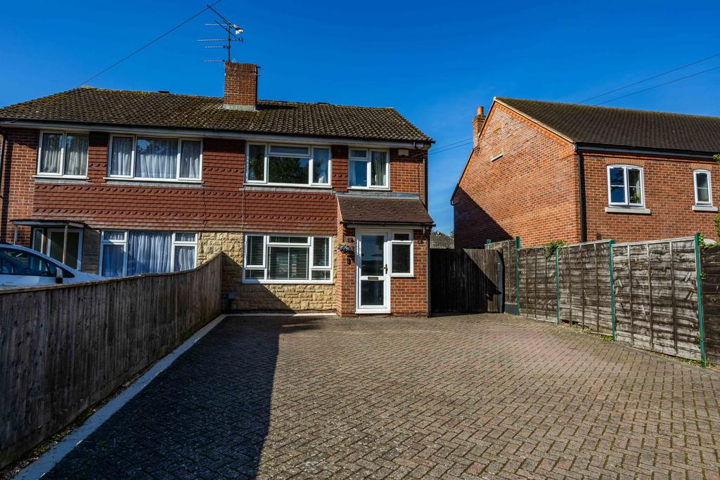 Greenham Road, Newbury, RG14 3 bed semidetached house £1,600 pcm (£