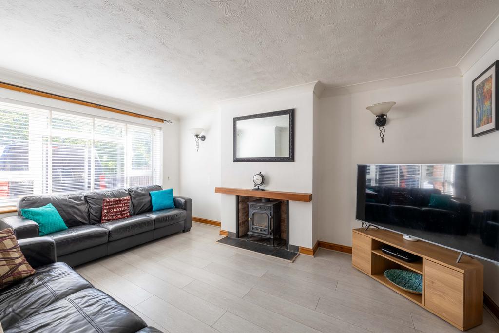 Greenham Road, Newbury, RG14 3 bed semidetached house £1,600 pcm (£