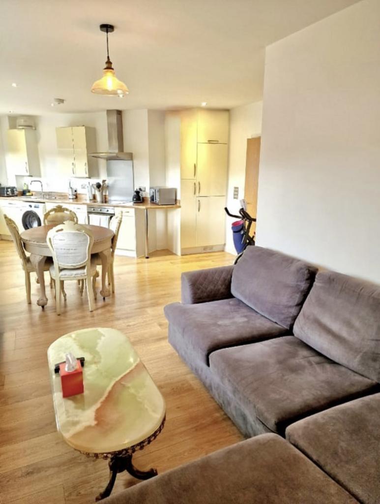 Eastfields Road, Mitcham CR4 1 bed flat £1,550 pcm (£358 pw)