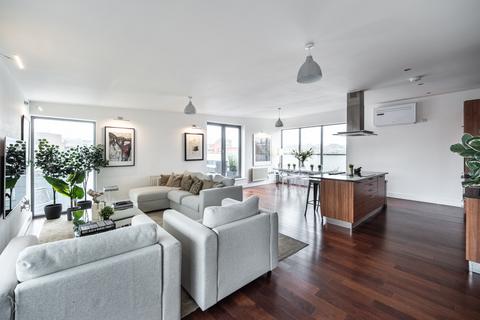 3 bedroom flat for sale, Lanesborough Court, 1 Chillingworth Road, London