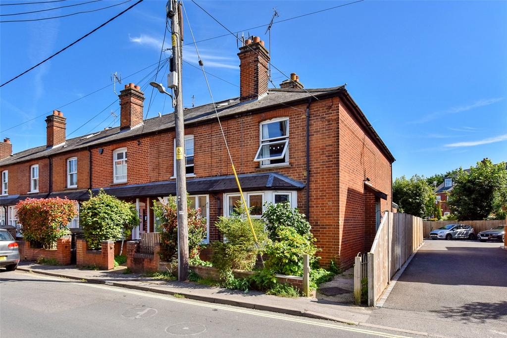 Station Road, Marlow... 2 bed end of terrace house £1,950 pcm (£450 pw)