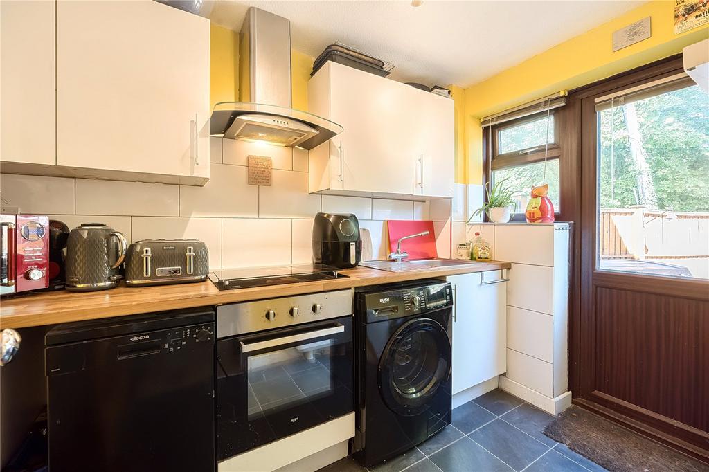 Willowdale Close, Petersfield, Hampshire, GU32 2 bed end of terrace