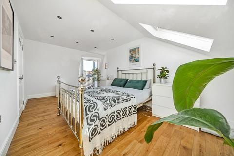 33 Avarn Road, London, SW17 9HB