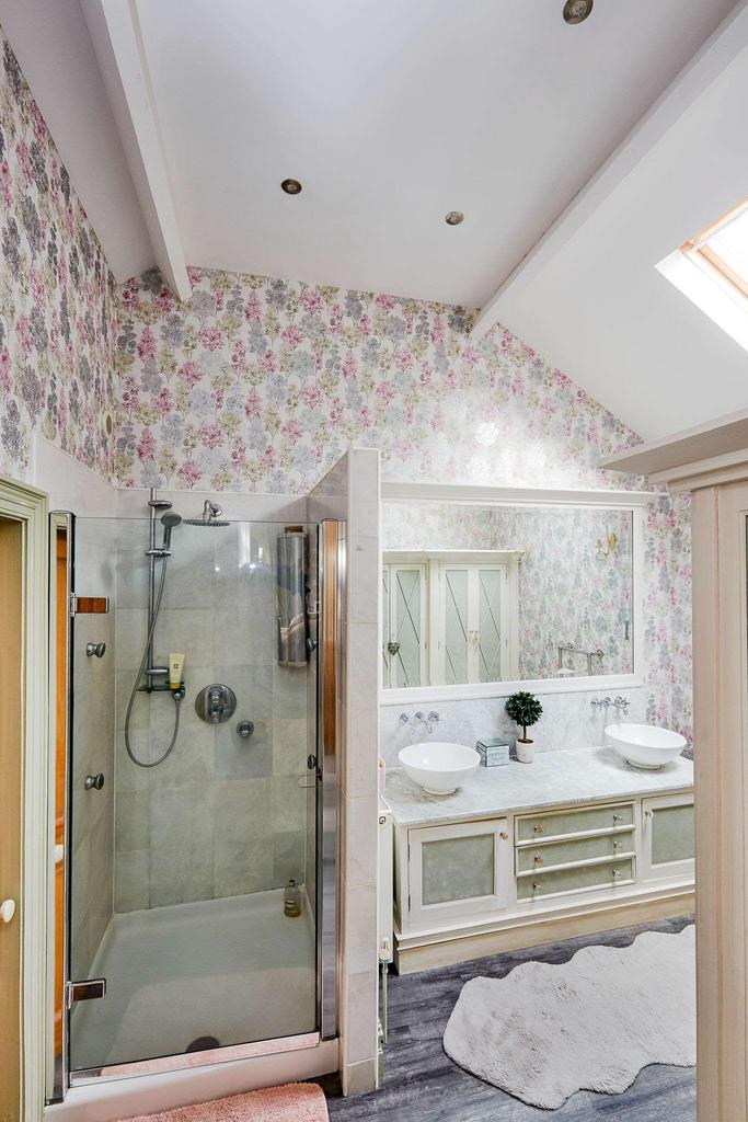 Ensuite to Bed 1
