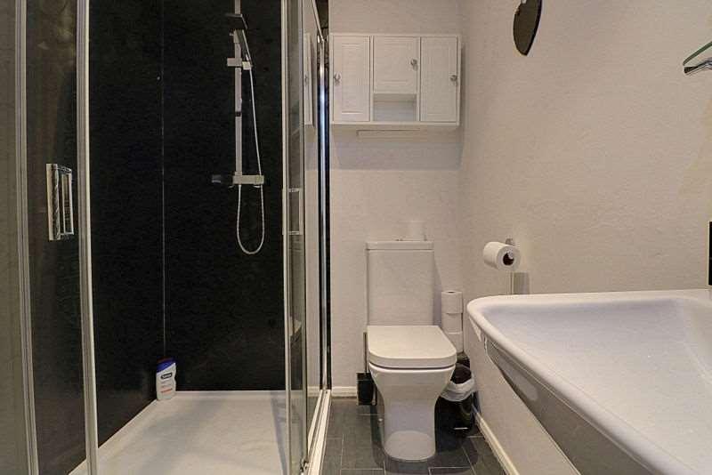 Ensuite to Bed 1