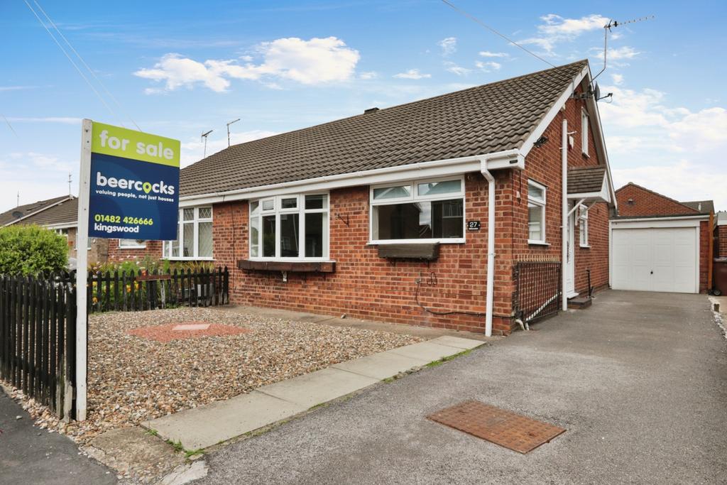 Willowdale, Hull, HU7 6DN 2 bed semidetached bungalow £140,000