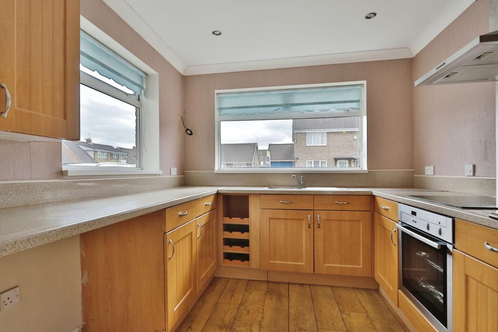 Willowdale, Hull, HU7 6DN 2 bed semidetached bungalow £140,000