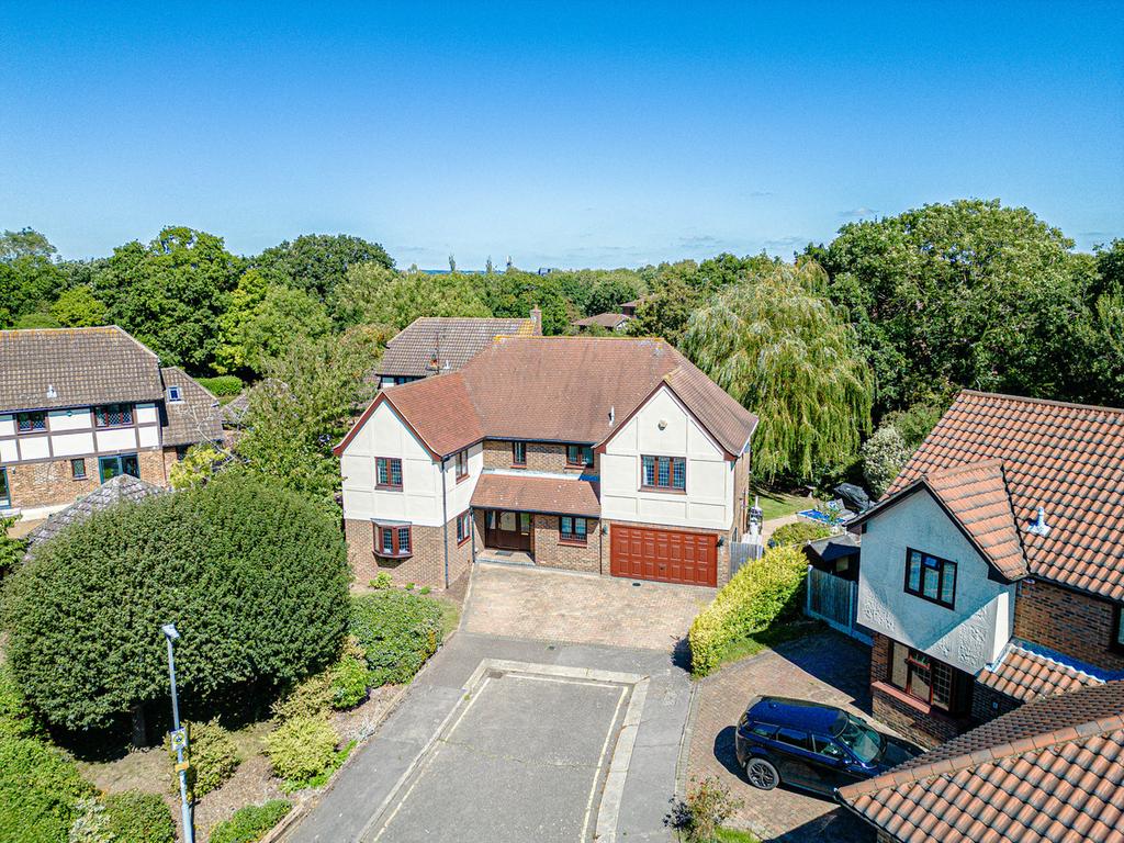 Mulberry Gardens, Langdon Hills, SS16 5 bed detached house for sale £