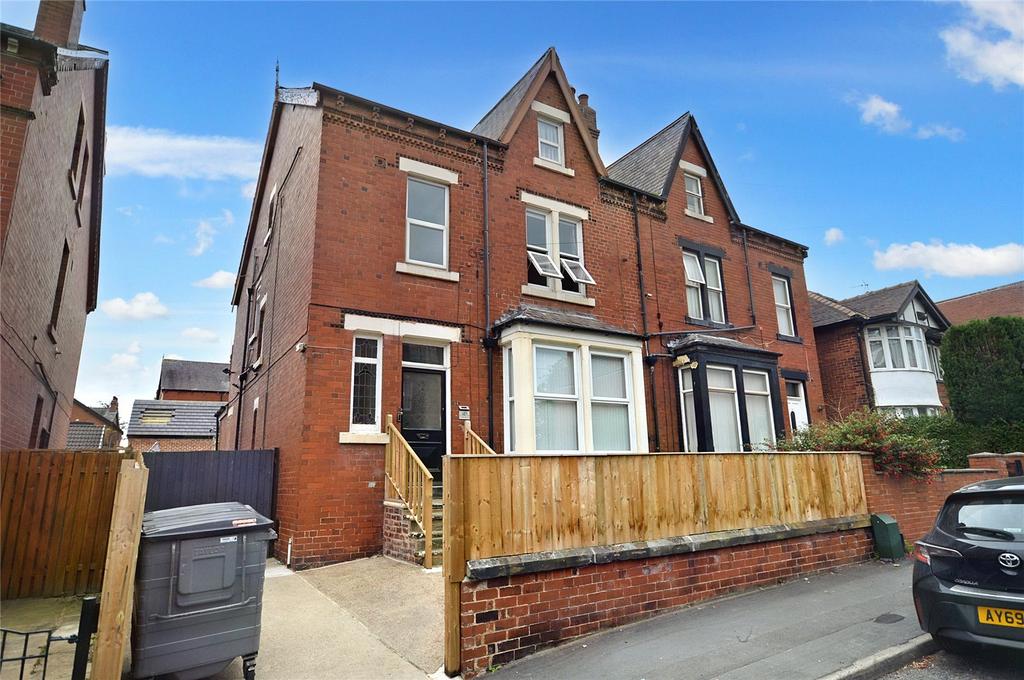 Cross Flatts Avenue, Leeds, West Yorkshire 6 bed semidetached house