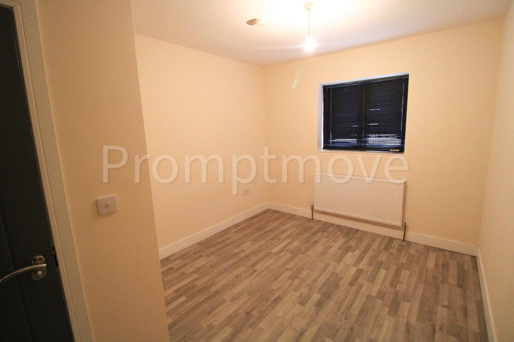 Ashcroft Road Luton LU2 9AA 3 bed ground floor flat £1,400 pcm (£323 pw)