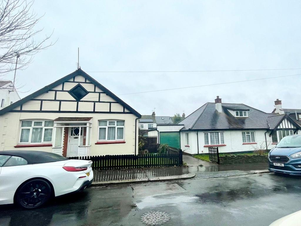 Cliffsea Grove, LeighonSea, Essex, SS9 4 bed bungalow for sale £1,200,000