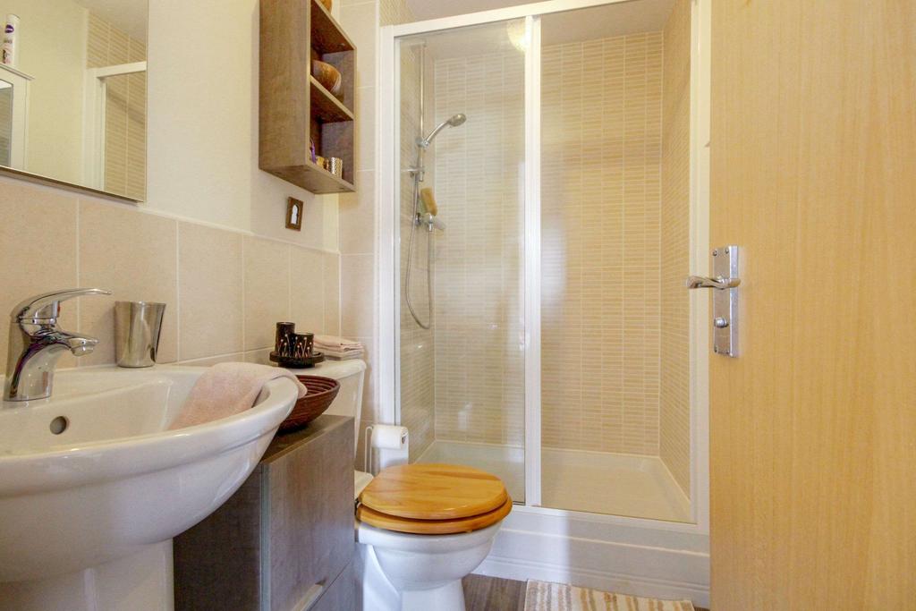 Ensuite to Bed 1