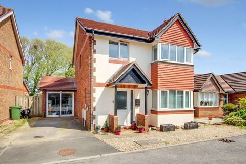 8 Drake Close, Westward Ho, Bideford, EX39 1XA