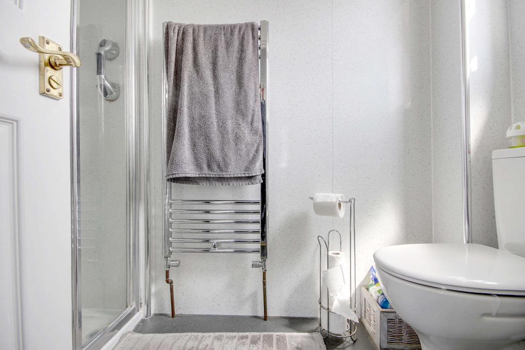 Ensuite to Bed 1