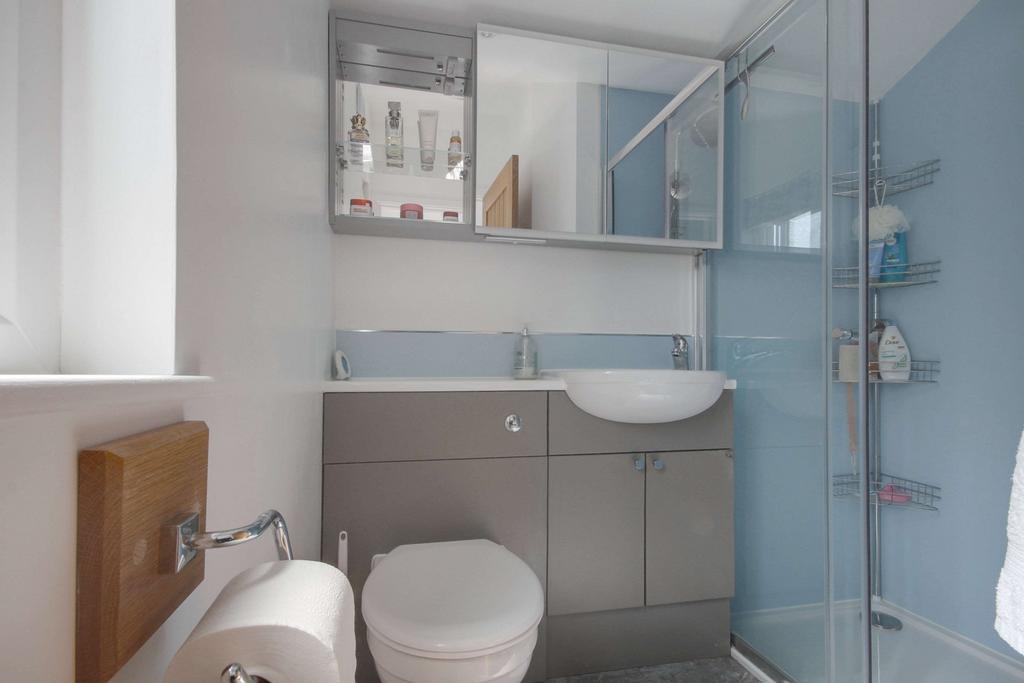 Ensuite to Bed 1