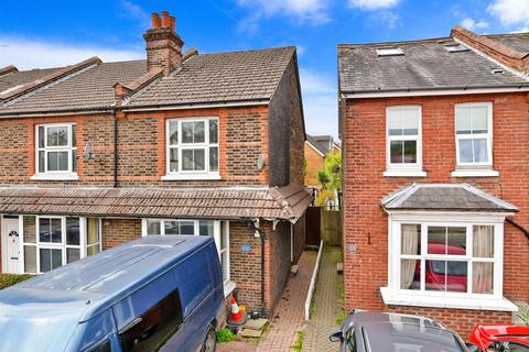 3 bedroom end of terrace house for sale - Emlyn Road, Redhill, Surrey