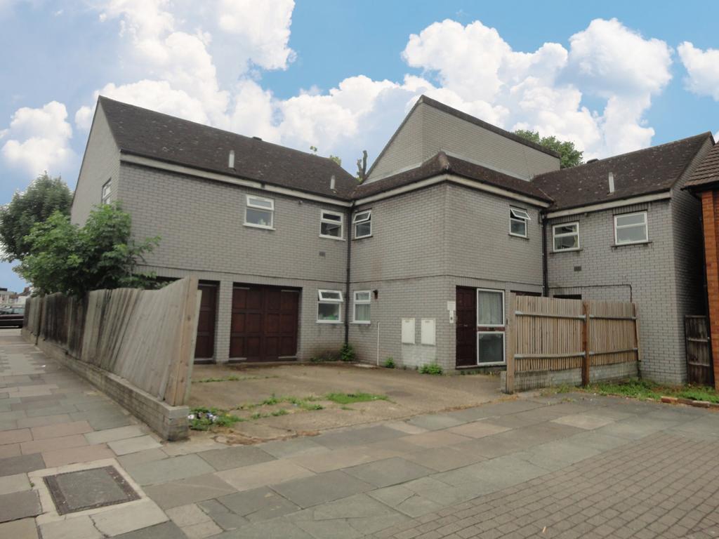 One bedroom flat in prominent location