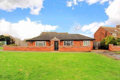 3 bedroom detached bungalow for sale, Manor Road, Cheddington