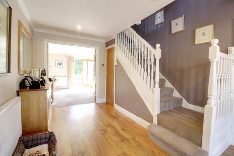 28 Bacons Drive, Cuffley, Potters Bar, EN6 4DU