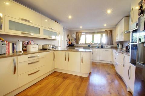 28 Bacons Drive, Cuffley, Potters Bar, EN6 4DU