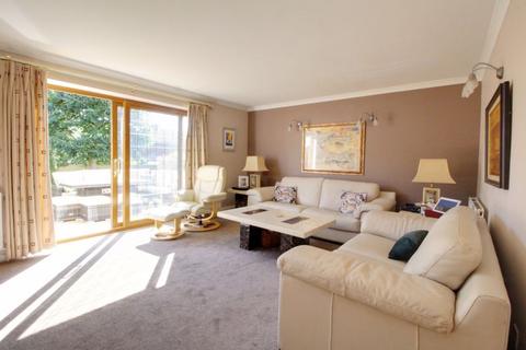 28 Bacons Drive, Cuffley, Potters Bar, EN6 4DU