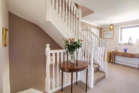 28 Bacons Drive, Cuffley, Potters Bar, EN6 4DU