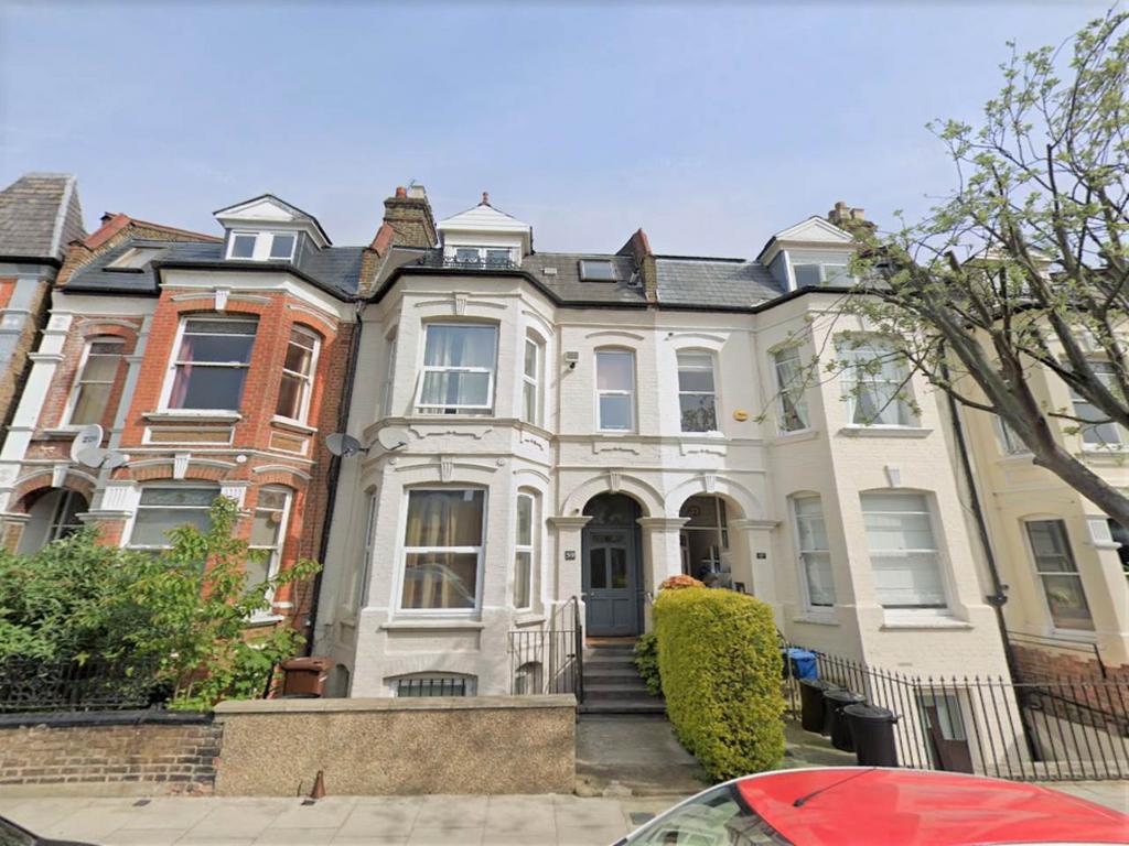 Clissold Crescent, Stoke Newington... 3 bed flat £3,000 pcm (£692 pw)