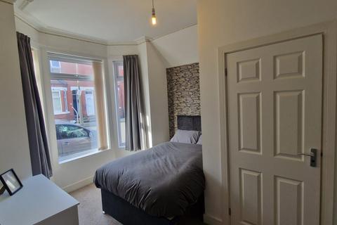 HMO Room 1, Earlesmere Avenue