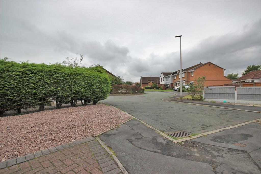 Lamport Close, Widnes, WA8 3 bed semidetached house £950 pcm (£219 pw)