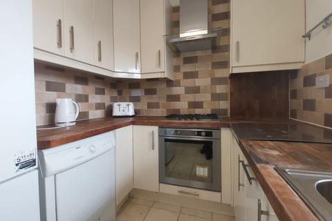 3 bedroom flat to rent, Effra Parade