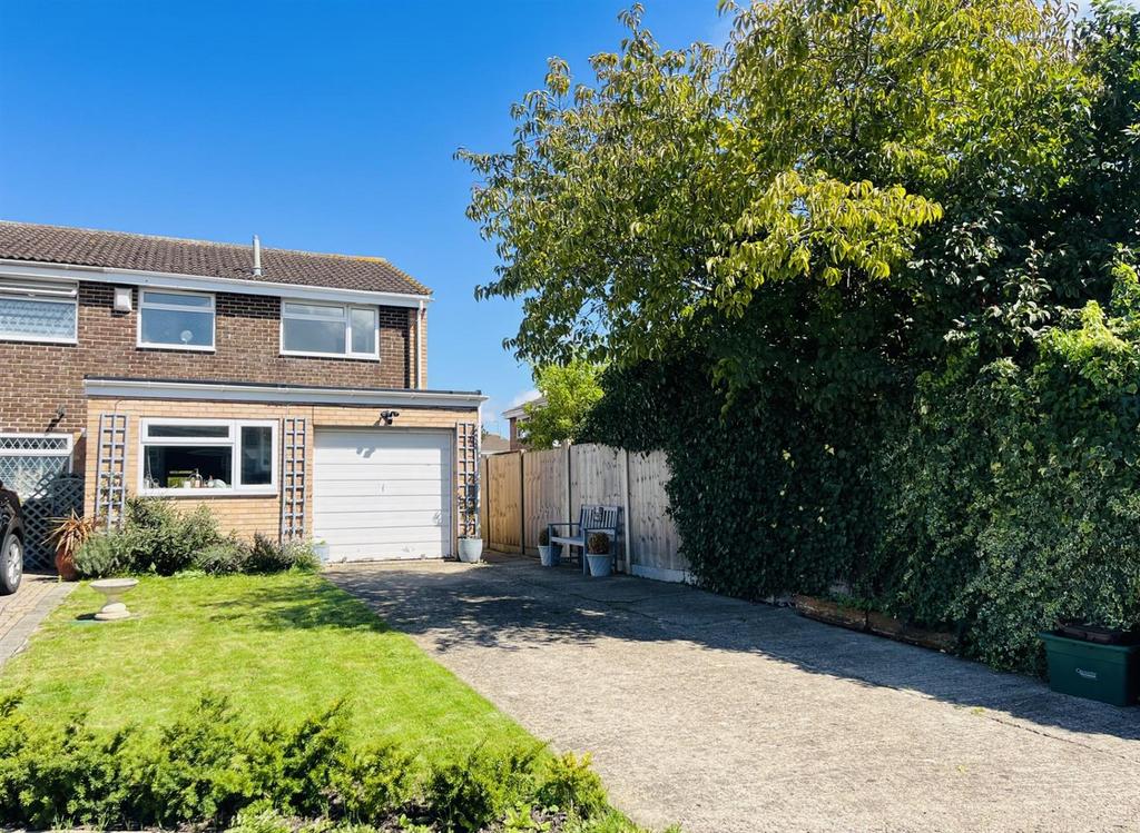 Church Drive, Quedgeley, Gloucester 3 bed semidetached house £290,000