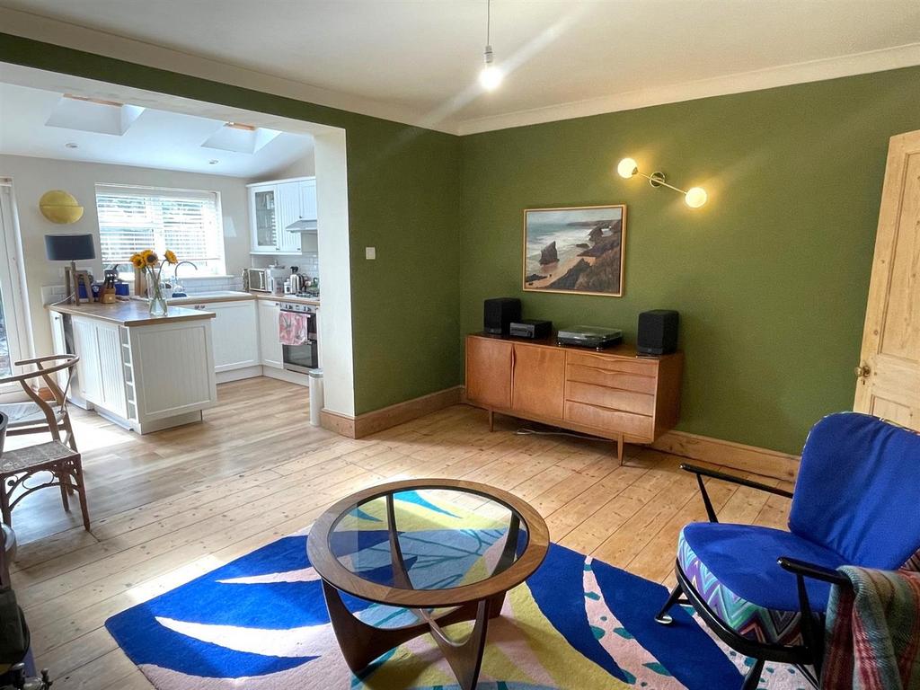 Kitchen dining area.jpg