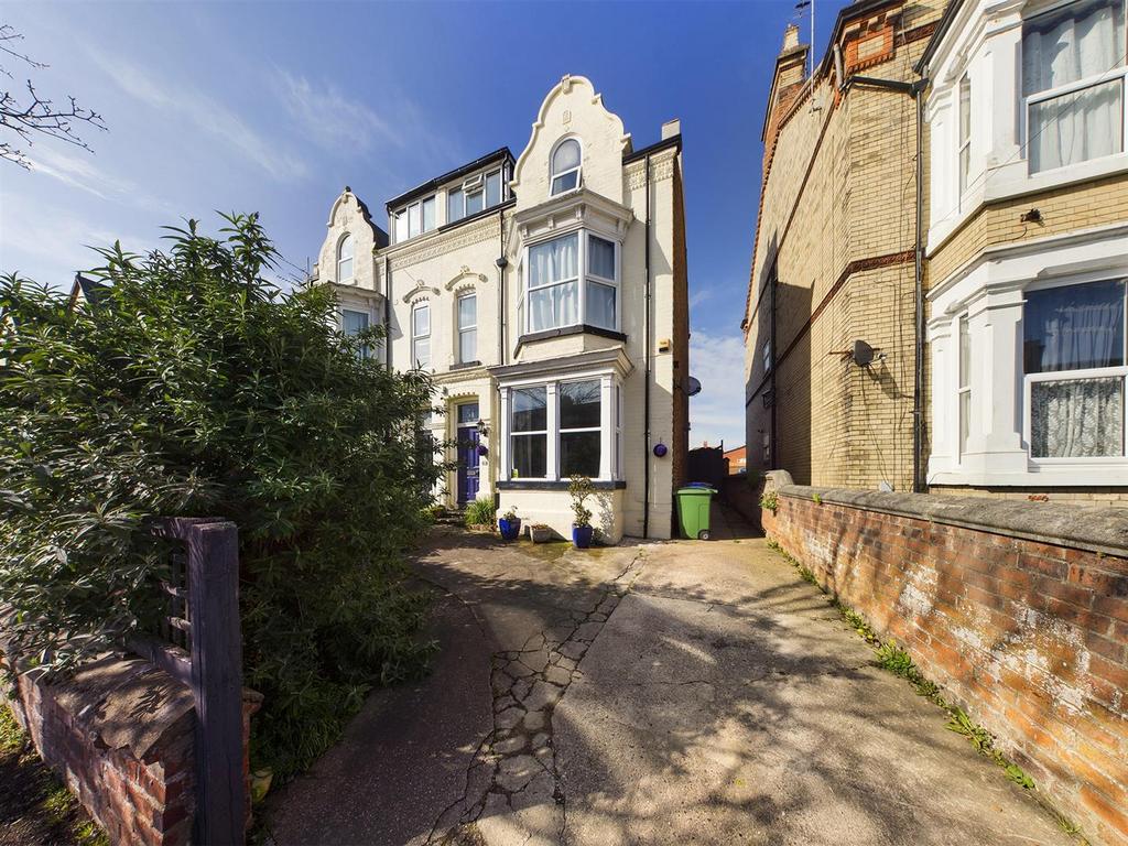 Trinity Road, Bridlington 7 bed semidetached house for sale £250,000