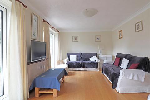 11 Bay Close, Horley, RH6 8LE