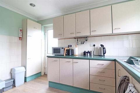 11 Bay Close, Horley, RH6 8LE