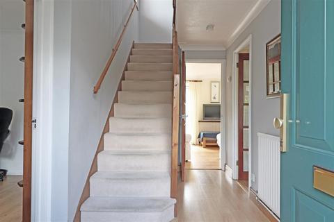 11 Bay Close, Horley, RH6 8LE