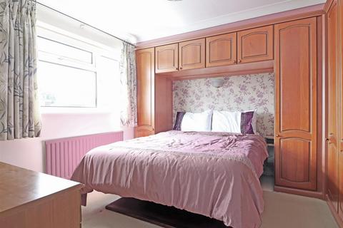 11 Bay Close, Horley, RH6 8LE