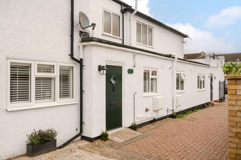 Chertsey Road, West Byfleet KT14 2 bed flat for sale - £297,000