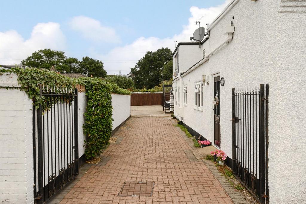 63b Chertsey Road-22.jpg