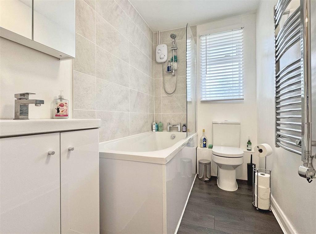 Bathroom b.jpg