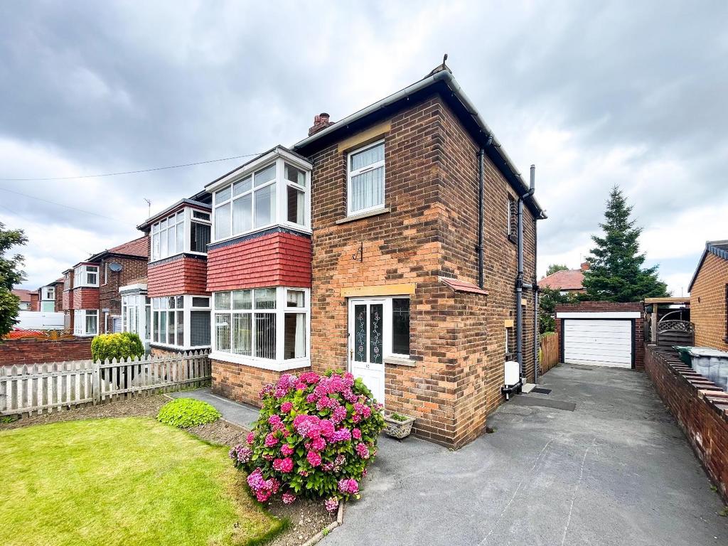 Ullswater Avenue, Hanging Heaton.Dewsbury 3 bed semidetached house for