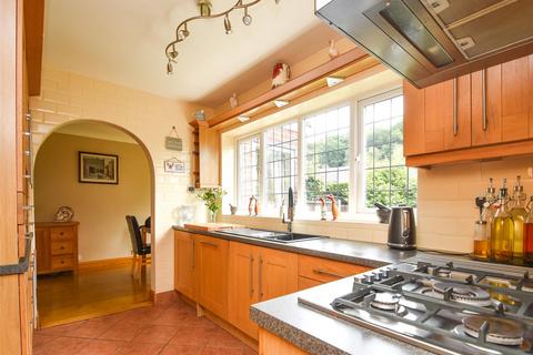 23 Chequers Avenue, Wombourne, Wolverhampton, WV5 9BE