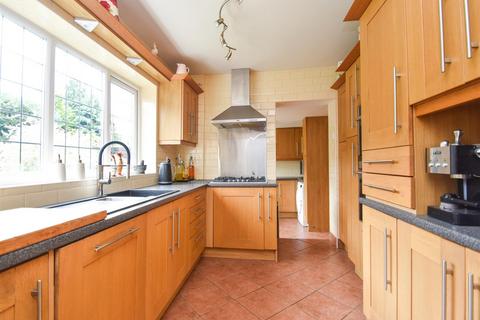 23 Chequers Avenue, Wombourne, Wolverhampton, WV5 9BE