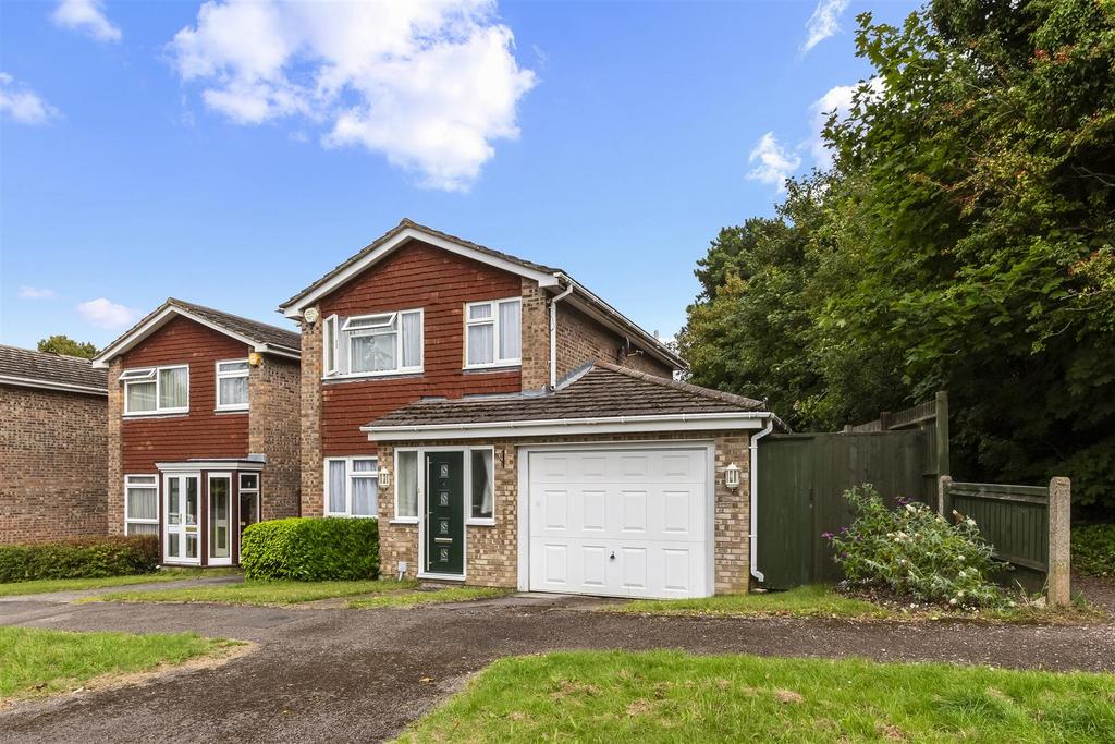 High Beeches, Banstead 3 bed detached house for sale £600,000
