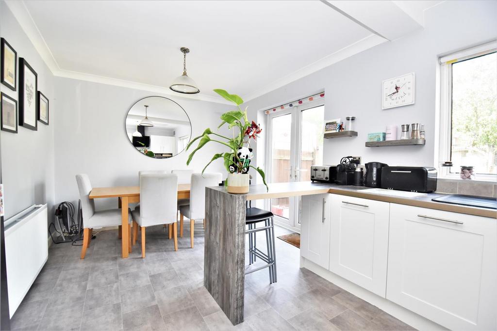 Denton Avenue, WestcliffOnSea 3 bed semidetached house for sale £