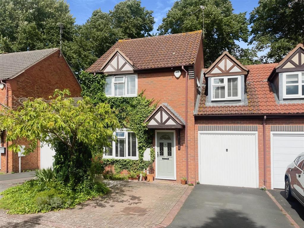 Frances Gibbs Gardens, Whitnash, Leamington Spa 3 bed semidetached