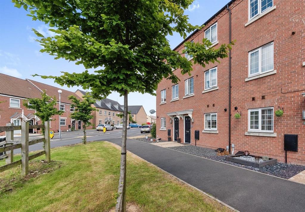 Lavender Way, Newark NG24 4 bed terraced house £220,000