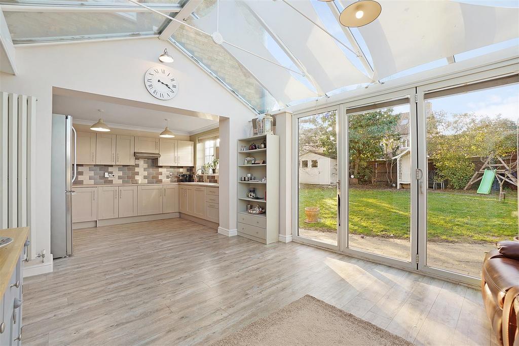 Rooks View, Sittingbourne ME9 3 bed detached house for sale £575,000