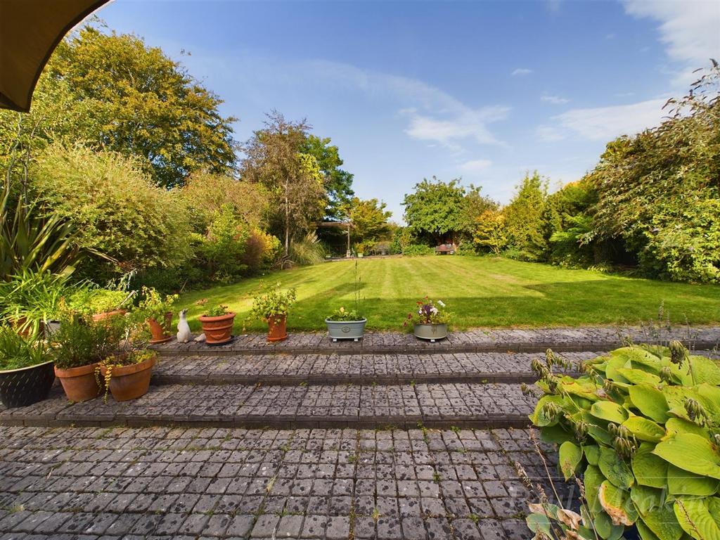 Tandridge Gardens, Sanderstead 3 bed bungalow £715,000