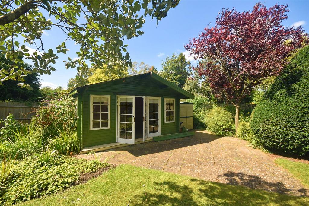 Brook End, Weston Turville HP22 2 bed cottage for sale £450,000